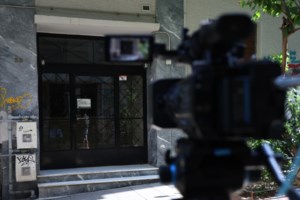 Θρίλερ στην Κυψέλη: Ζητούν εξέταση DNA για να ξεκαθαρίσουν τις σχέσεις ενηλίκων και ανηλίκων στο διαμέρισμα