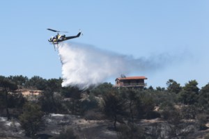 Φωτιά στην Ηλεία: Αντιμετωπίστηκαν οι αναζωπυρώσεις - Καλύτερη η εικόνα της πυρκαγιάς [Εικόνες - Βίντεο]