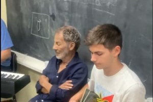 Σταύρος Ξαρχάκος: Η Σύρος υποκλίθηκε στον μεγάλο συνθέτη - Η συναυλία που μάγεψε τις Κυκλάδες [Εικόνες, βίντεο]