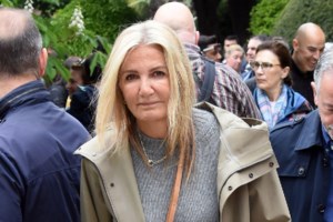 Τζένη Μπαλατσινού: Πρωινή έξοδος στην Ακρόπολη με αδιάβροχο trench coat και ελάχιστο μακιγιάζ - εικόνα 7