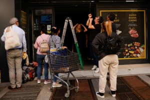 Κι όμως οι Ισπανοί μια χαρά πέρασαν κατά τη διάρκεια του μπλακ άουτ – Η πιο όμορφη Δευτέρα της ζωής τους [βίντεο]