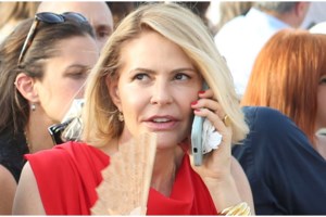 Τζένη Μπαλατσινού: Στη Βουκουρεστίου με τον Παναγιώτη Αντώνιο - Η χαμηλόμεση τζιν βερμούδα και τα σανδάλια που κάνουν θραύση - εικόνα 5