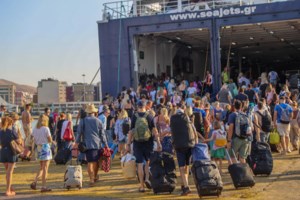 Viral: Γυναίκα πετάει από το πλοίο στη θάλασσα φορητό ηχείο ζευγαριού που την ενοχλούσε: "Τράβα να το βρεις" [βίντεο]