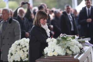 Γιάννη Μπουτάρης: Στο κλείσιμο της κηδείας ακούστηκε η φωνή του για τελευταία φορά - Το αντίο του αδερφού και του γιου του