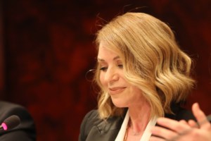 Έλλη Στάη: Το δώρο που παρέλαβε ως νέα γιαγιά - Η μεγάλη έκπληξή της [Βίντεο]