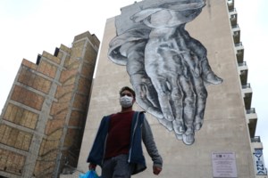 Viral: Πέταξε την τηλεόρασή του από το μπαλκόνι - Δεν ήθελε να ακούει άλλο για κορονοϊό [Βίντεο]