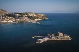 Κορονοϊός: Διαλύθηκε άρον - άρον πάρτι σε παραλία της Κρήτης και συνελήφθη ο D.J.