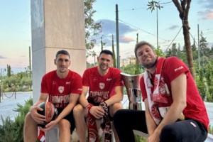 Ποια είναι η Κανέλλα που της αφιέρωσαν o Μπαρτζώκας και ο Παπανικολάου την κούπα του Ολυμπιακού - εικόνα 2