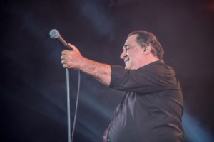 Πέγκυ Ζήνα: Ο Βασίλης Καρράς ήταν γενναιόδωρος και αυθεντικός – Ζήσαμε την πιο άβολη παραμονή Χριστουγέννων