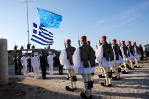 Η μεγαλύτερη ελληνική σημαία στον κόσμο υψώθηκε στη λίμνη Πλαστήρα [βίντεο]