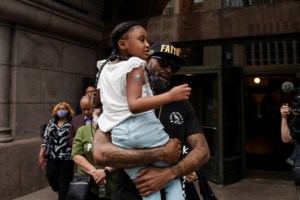 Χάος στις ΗΠΑ μετά την δολοφονία Φλόϊντ: 12 νεκροί και σχεδόν 10.000 συλλήψεις στα επεισόδια - εικόνα 2