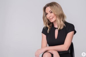 Τατιάνα Στεφανίδου και Ηλιάνα Παπαγεωργίου με το ίδιο βελούδινο παντελόνι