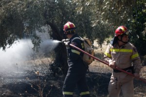 Θεσσαλονίκη: Μεγάλη φωτιά σε διαμέρισμα τριώροφης πολυκατοικίας [εικόνες]