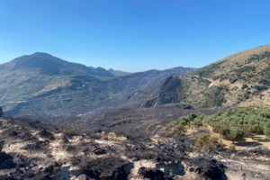 Φωτιά στα Μέθανα: Οι φλόγες έκαψαν σπίτι στο χωριό Κυψέλη - Υπό έλεγχο η πυρκαγιά