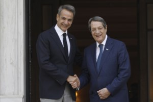 Η Ελλάδα δωρίζει το κυβερνητικό αεροσκάφος στην Κύπρο - Ο Μητσοτάκης το παρέδωσε στον Αναστασιάδη [Εικόνες]