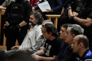 Επεισόδιο Λαγού - Μάγδας Φύσσα στη Δίκη της Χρυσής Αυγής: Θα το ξεφτιλίσουμε το δικαστήριό σας - Στα λαγούμια σας - εικόνα 2