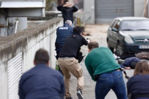 Θεσσαλονίκη: Νταλίκα ξήλωσε μπαλκόνι διαμερίσματος [Εικόνες] - εικόνα 4