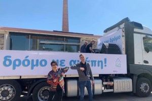 Λίστες αναμονής στα κομμωτήρια: "Στριμώχνονται" για ένα ραντεβού την πρώτη ημέρα που θα ανοίξουν! - εικόνα 3