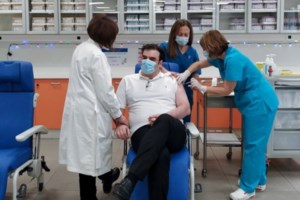 Εμβολιάστηκε και ο υπουργός Υγείας Βασίλης Κικίλιας: Είναι ζήτημα ζωής - εικόνα 3