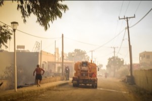 Βρετανοί νεόνυμφοι επέλεξαν τη Ρόδο για το μήνα του μέλιτος - Πέρασαν το πρώτο βράδυ σε στρώμα στον δρόμο κυνηγημένοι από τη φωτιά - εικόνα 4