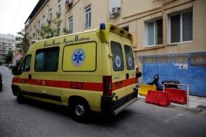 Πάτρα: Άγριος ξυλοδαρμός 19χρονου έξω από ΕΠΑΛ - Εγραψαν ρατσιστικά συνθήματα στο σπίτι του