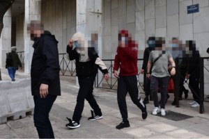 Ηράκλειο: Ξυλοκοπούσαν άγρια 19χρονο και η ανήλικη αδερφή τους τραβούσε βίντεο