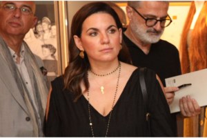 Έλλη Στάη: Η σπάνια εμφάνιση στο θέατρο της Επιδαύρου - Με χαλαρό look και ελάχιστο μακιγιάζ - εικόνα 6