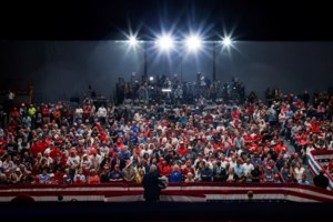 Εκλογές ΗΠΑ 2024: Ψηφοφόρος του Τραμπ τα "πέταξε όλα" για να μην χαθεί η ψήφος της - Έσκισε την μπλούζα της