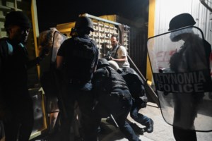 Ελαιώνας: Μετανάστες και αλληλέγγυοι επιτέθηκαν με πέτρες στο προσωπικό της δομής-  Αντιδρούν στο κλείσιμο [Εικόνες, βίντεο]