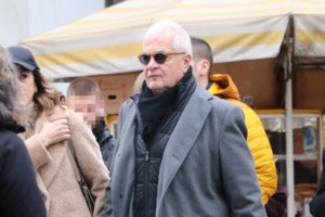 Μαρίνα Πατούλη: Η υπερβολική εμφάνιση με... Μίκυ Μάους πουκάμισο, τσάντα Balmain και over the knee μπότες [εικόνες]