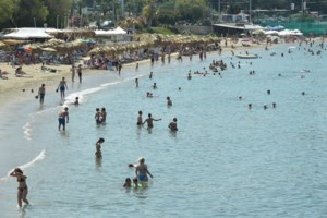 Απίστευτο: Χτύπησαν με πέτρες ρεπόρτερ του Alpha μετά από ρεπορτάζ σε παραλία - Την έστειλαν στο νοσοκομείο