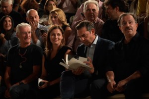 Μπέτυ Μπαζιάνα: Η διαφορετική εμφάνιση με εφαρμοστό τζιν και δερμάτινο στην Αθήνα - εικόνα 7