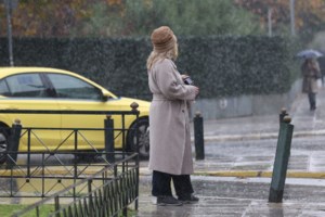 Με ομπρέλες ξανά η Αθήνα: Σε ποιες περιοχές βρέχει αυτή την ώρα