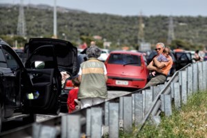 Λαμία: Αυτοκίνητο με τέσσερις γυναίκες σφηνώθηκε σε τσιμεντένια κολόνα [εικόνες]
