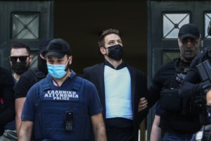 Γλυκά Νερά - Ο διασώστης του ΕΚΑΒ που είδε πρώτος νεκρή την Καρολάιν: Στο σεντόνι υπήρχαν σταγόνες αίματος - εικόνα 2