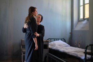 Άγριες Μέλισσες spoiler: Η Ελένη "Υπολοχαγός Νατάσσα" - Η Δρόσω στο πεζοδρόμιο - εικόνα 6