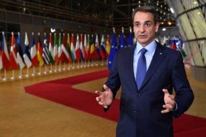 Στο στόχαστρο Μητσοτάκη οι "ισαποστακισμοί" Τσίπρα για το Ουκρανικό – Συζήτηση αρχηγών στη Βουλή