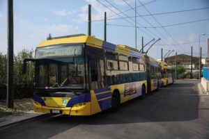 Χαμός στο Α.Τ. Πατησίων: 42χρονη πήγε χτυπημένη να καταγγείλει ενδοοικογενειακή βία και επιτέθηκε στους αστυνομικούς - εικόνα 2