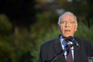 Πάτρα: Εισαγγελική παρέμβαση μετά την καταγγελία για "μαϊμού" εμβολιασμούς - Εκανε το εμβόλιο πάνω από το… μπουφάν