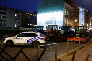 Επεισόδια στις Βρυξέλλες με ξαφνικό μπλόκο αγροτών - Τρακτέρ μέσα την πόλη ενώ διεξάγεται η Σύνοδος των 27