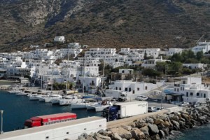 "Άγιο" είχε οδηγός στην Αμφιθέας: Ανετράπη το αυτοκίνητό του στη γέφυρα