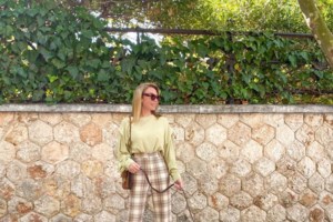 Τατιάνα Στεφανίδου: To ασπρόμαυρο look με λευκό παντελόνι στον υπέροχο κήπο του σπιτιού της