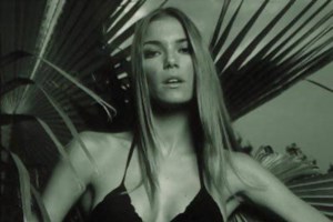 Βίκυ Καγιά: Super στιλάτη μαμά μαζί με τον γιο της Κάρολο στον κήπο της - εικόνα 4