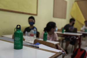 Ανοιγμα σχολείων - Απλές οδηγίες ειδικών: Καλός αερισμός στις τάξεις - Αλλαγή ρούχων με την επιστροφή στο σπίτι - εικόνα 2