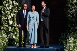 Mαρί Σαντάλ: Περήφανη μαμά με τους τέσσερις γιους της στην Μητρόπολη - Το αρχαιοελληνικό dusty pink φόρεμα - εικόνα 2