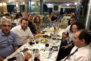 Ο Πολάκης έβαλε την πράσινη ρόμπα και χειρούργησε στο ιατρείο της Βουλής - Αφαίρεσε κύστη από εργαζόμενο