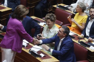 Χανιά: Ντόρα Μπακογιάννη και Κωνσταντίνος Αργυρός τραγουδούν μαζί Ξυλούρη [Βίντεο]