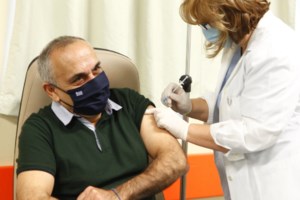 Εμβολιάστηκε και η ηγεσία του υπουργείου Μετανάστευσης και Ασύλου