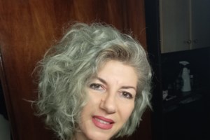 Διαδήλωση συμπαράστασης στη 49χρονη που έκανε αντίσταση στα self-test- "Είσαι η νέα Μπουμπουλίνα"... [Eικόνες-Βίντεο]