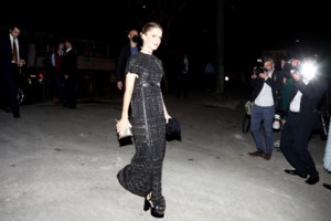 Ευγενία Νιάρχου: Κοσμοπολίτισσα στο Παρίσι με απίθανο φόρεμα με ψηλό γιακά και πολλά στρας - εικόνα 5